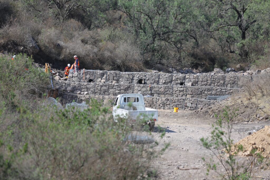 Ecatepec: construyen presa de gavión en San Andrés de la Cañada para evitar inundaciones; renuevan vialidades principales en comunidades