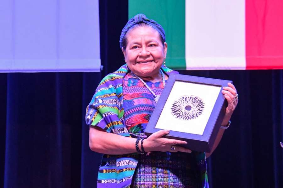 Rigoberta Menchú llama a reivindicar la dignidad humana: “somos más quienes no estamos armados”, afirma