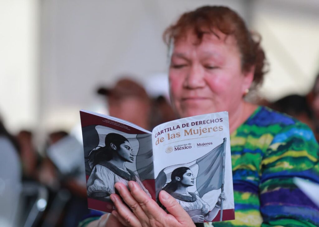Azucena Cisneros y Citlalli Hernández presentaron la Cartilla de Derechos de las Mujeres en la Feria del Libro de Ecatepec