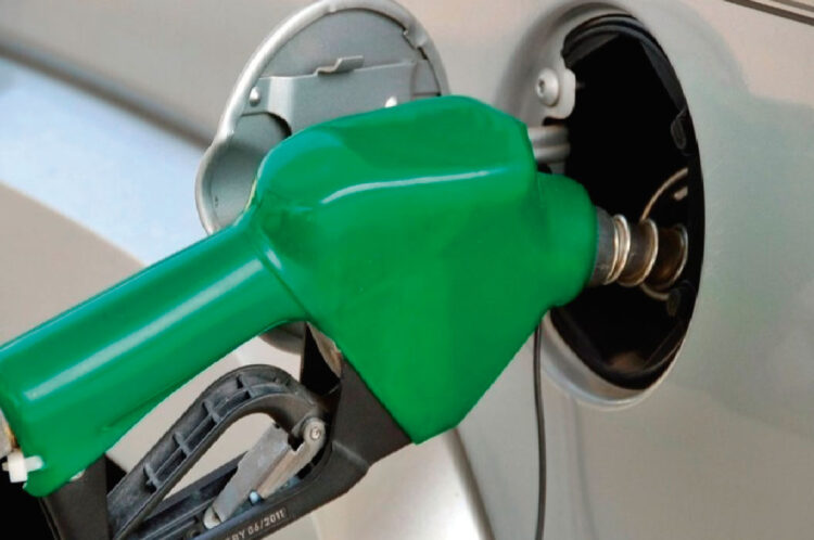 Gobierno y gasolineros acordaron tope de 28 pesos por litro de diesel