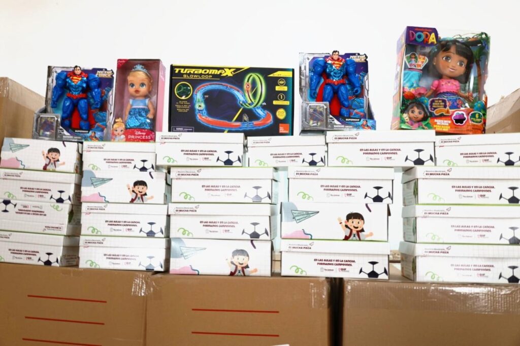 Benefician a familias de Tecámac con entrega de más de 119 mil pares de calzado y 50 mil juguetes