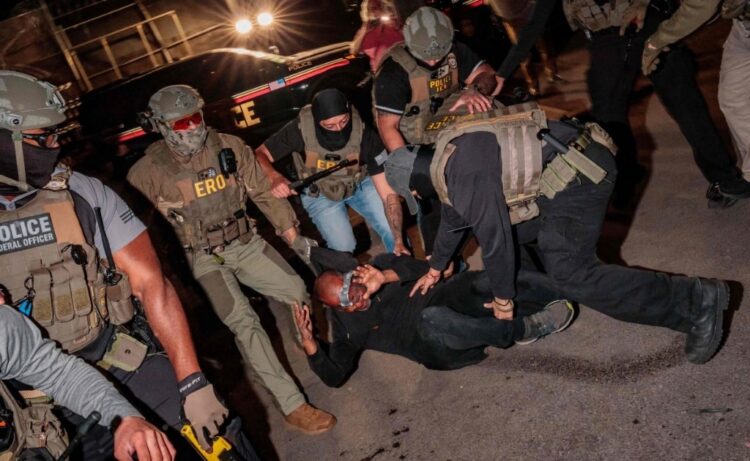 ICE vs Migrantes