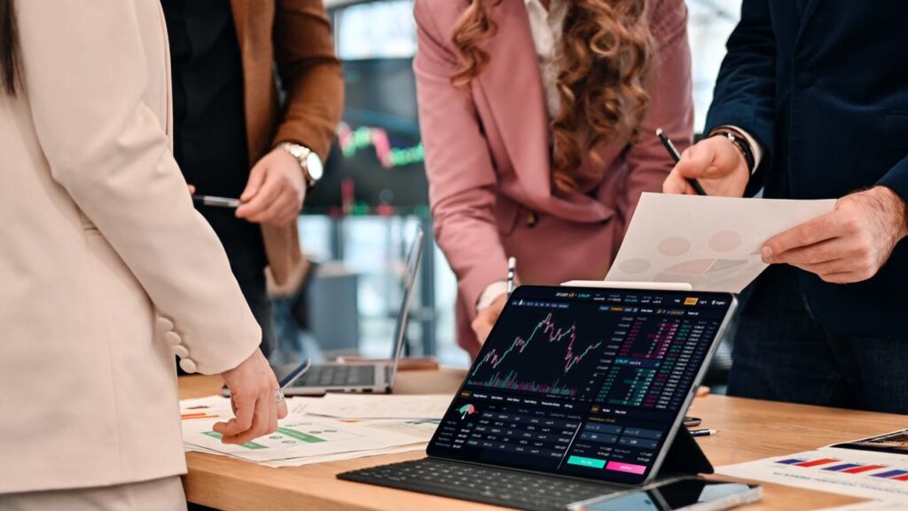 Jóvenes invierten más en plataformas digitales; volatilidad y falta de paciencia son sus principales desafíos