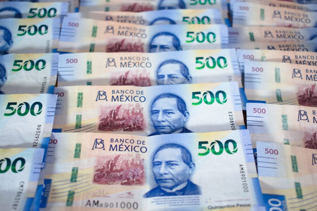 Mexicanos perderán 4,300 millones de dólares en 2026 por comisiones ocultas en transferencias internacionales
