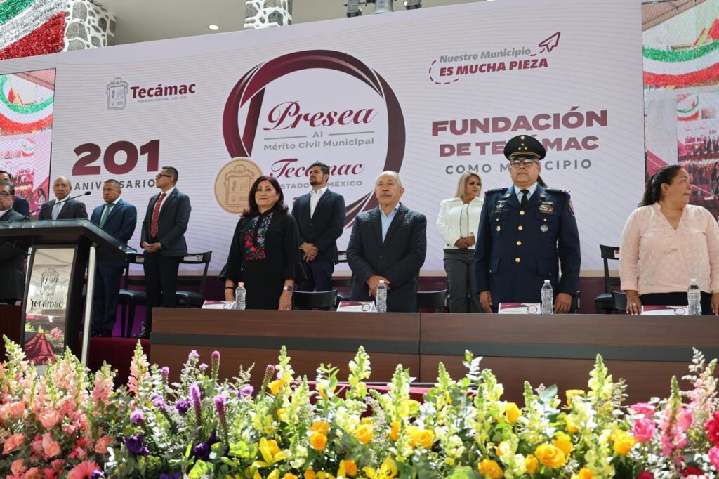 Entregan Presea al Mérito Civil, en el 201 Aniversario de Tecámac