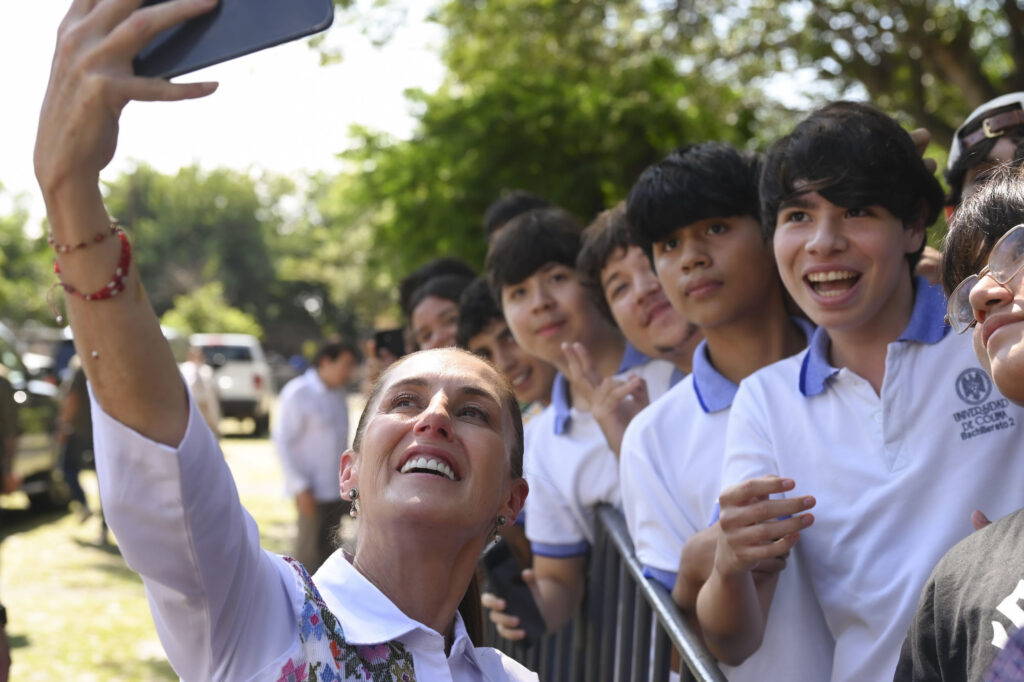 Llama presidenta Sheinbaum a jóvenes a invertir más tiempo en leer libros y jugar más con amigos que en redes sociales